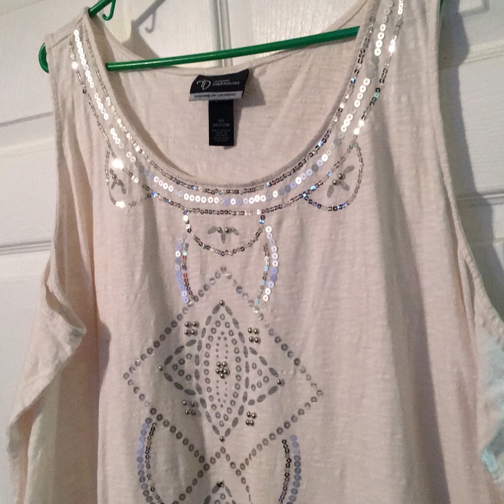 ♥️♥️ Cream sleeveless top with sequin detail ♥️♥️ - Picture 2 of 4